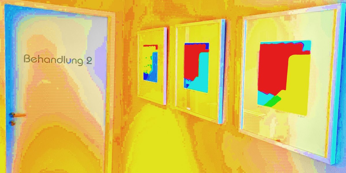 21.02.2023 Manufakturen-Blog-PopArt-Projekt: Behandlung 2, orange - Ausstellung 2023 in der Hausarztpraxis zugleich Schwerpunktpraxis für Geriatrie Antje Hatzler in Bad Zwischenahn; Bild im Bild: meine Siebdrucke zu Sofas der Möbelmanfaktur Gehlenborg. (Foto: Wigmar Bressel)