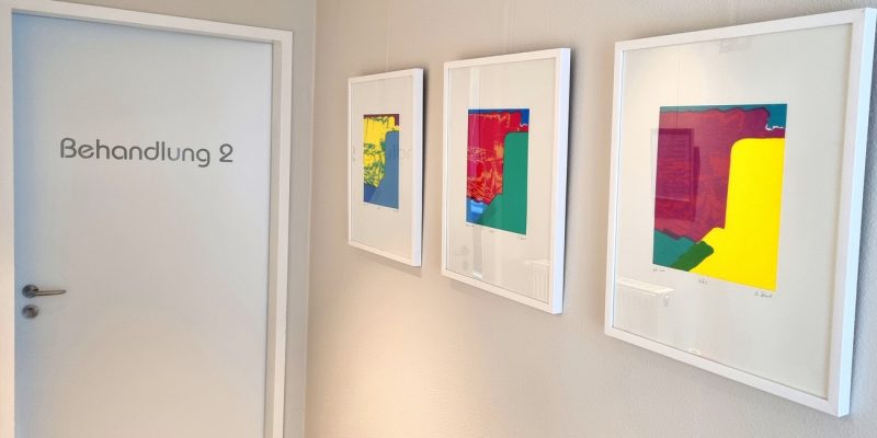 Manufakturen-Blog-PopArt-Projekt: Ausstellung 'Wigmar Bressel - Behandlung 2' - in der Hausarztpraxis Antje Hatzler zugleich Schwerpunktpraxis für Geriatrie in Bad Zwischenahn vom 17. Februar bis 31. Juli 2023; Bild im Bild: meine Siebdrucke zu Sofas der Möbelmanufaktur Gehlenborg. (Foto: Wigmar Bressel)