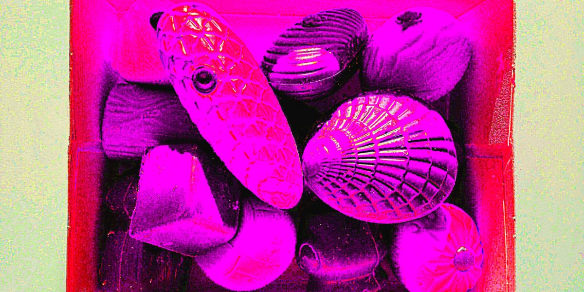 21.01.2020 Manufakturen-Blog-PopArt-Projekt: Zapfen, Muschel, pink - basierend auf einem Foto einer Pralinenschachtel von der Schokoladenmanufaktur La Bohème aus Breda in Nord-Brabant; eine Geschenk von Tim Mureau... (Foto: Wigmar Bressel)