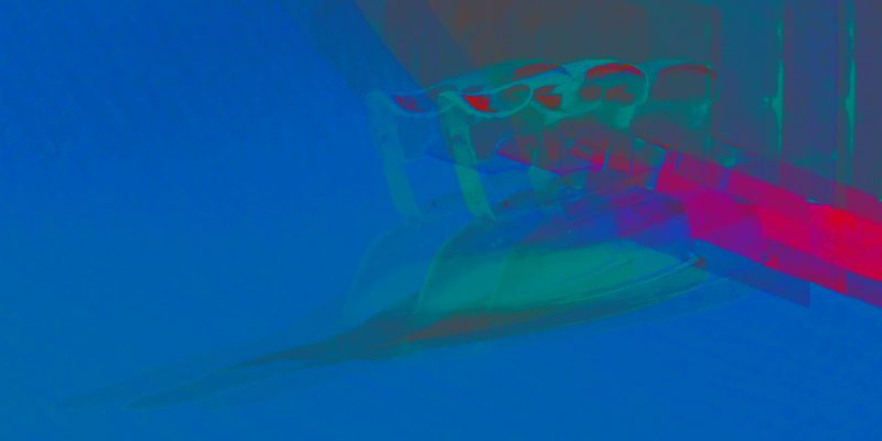 20.07.2020 Manufakturen-Blog-PopArt-Projekt: Bügeleisen, blau - basierend auf einem Foto von Martin Specht in der Produktion der Lauterbacher Hemdenmanufaktur von Campe & Ohff (Grafik: Wigmar Bressel)