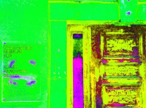 17.12.2022 Manufakturen-Blog-PopArt-Projekt: Direktorenhaus II, neongrün II - basierend auf einem Foto des Eingangsportals des 'Direktorenhaus - Museum für Kunst Handwerk Design', Ausstellungsort meines PopArt-Projekts im Jahr 2021 (Foto: Wigmar Bressel)
