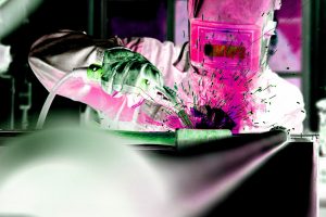 25.07.2021 Manufakturen-Blog-PopArt-Projekt: Schweißen, pink - basierend auf einem Foto der Tresormanufaktur Döttling (Grafik: Wigmar Bressel)