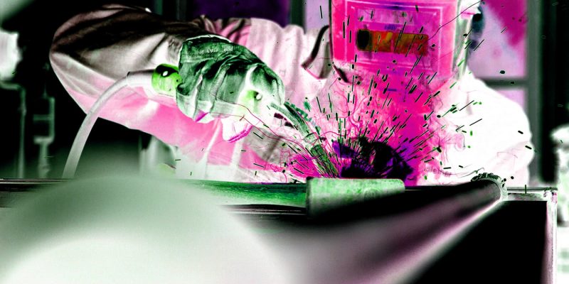 25.07.2021 Manufakturen-Blog-PopArt-Projekt: Schweißen, pink - basierend auf einem Foto der Tresormanufaktur Döttling (Grafik: Wigmar Bressel)