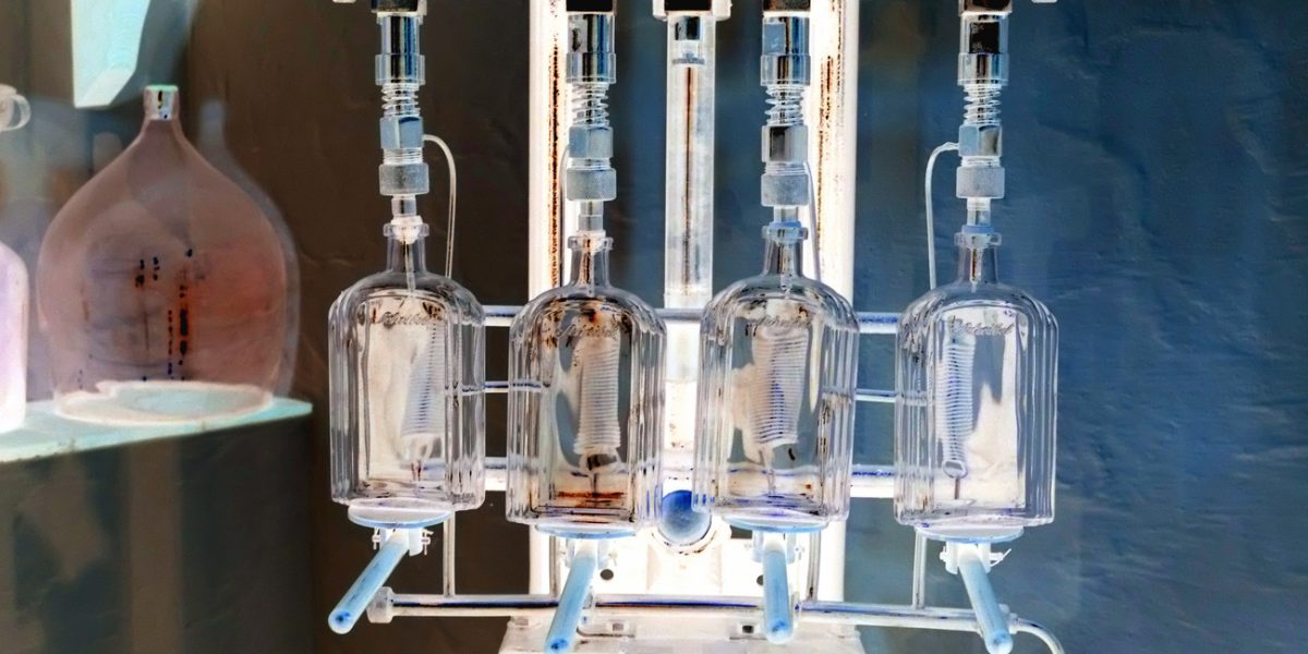 15.10.2019 Manufakturen-Blog-PopArt-Projekt: Gerät, blau - basierend auf einem Foto von Martin Specht in der Emil Scheibel Schwarzwaldbrennerei (Bild: Wigmar Bressel)