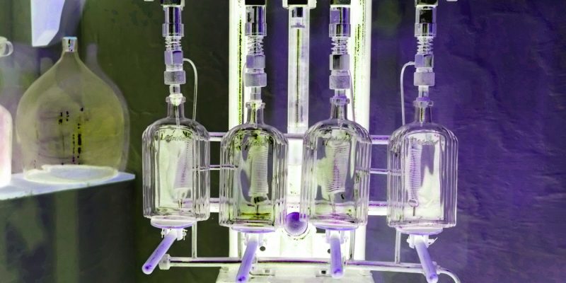 03.12.2022 Manufakturen-Blog-PopArt-Projekt: Gerät, lila - basierend auf einem Foto von Martin Specht in der Emil Scheibel Schwarzwaldbrennerei (Bild: Wigmar Bressel)