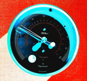 27.04.2021 Manufakturen-Blog-PopArt-Projekt: Hygrometer, zinoberrot - basierend auf einem Foto bei Feingerätebau K. Fischer aus Drebach, ein Entwurf von Mark Braun (Foto: Wigmar Bressel)