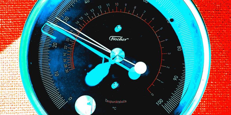 27.04.2021 Manufakturen-Blog-PopArt-Projekt: Hygrometer, zinoberrot - basierend auf einem Foto bei Feingerätebau K. Fischer aus Drebach, ein Entwurf von Mark Braun (Foto: Wigmar Bressel)