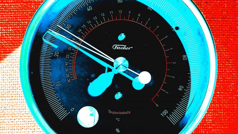 27.04.2021 Manufakturen-Blog-PopArt-Projekt: Hygrometer, zinoberrot - basierend auf einem Foto bei Feingerätebau K. Fischer aus Drebach, ein Entwurf von Mark Braun (Foto: Wigmar Bressel)