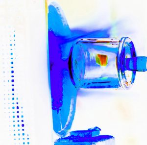26.07.2022 Manufakturen-Blog-PopArt-Projekt: Schlegelflasche, blau - basierend auf einem Foto von Martin Specht aus der Glasmanufaktur Freiherr von Poschinger (Foto: Martin Specht, Grafik Wigmar Bressel)