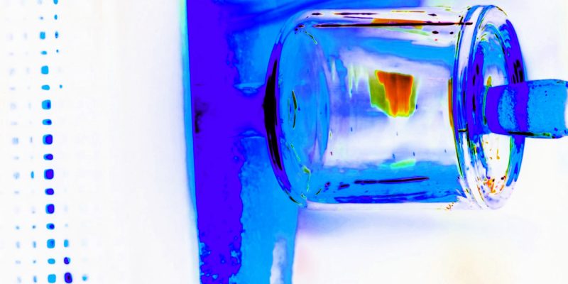 26.07.2022 Manufakturen-Blog-PopArt-Projekt: Schlegelflasche, blau - basierend auf einem Foto von Martin Specht aus der Glasmanufaktur Freiherr von Poschinger (Foto: Martin Specht, Grafik Wigmar Bressel)