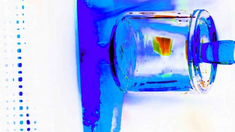 26.07.2022 Manufakturen-Blog-PopArt-Projekt: Schlegelflasche, blau - basierend auf einem Foto von Martin Specht aus der Glasmanufaktur Freiherr von Poschinger (Foto: Martin Specht, Grafik Wigmar Bressel)