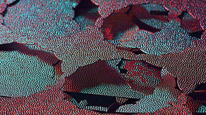 10.01.2023 Manufakturen-Blog-PopArt-Projekt: Strukturen, rot - basierend auf Stanzresten ("Schroten") von Reflektormaterial bei der Gebr. Knapstein Leuchtenmanufaktur in Sundern (Foto: Wigmar Bressel)