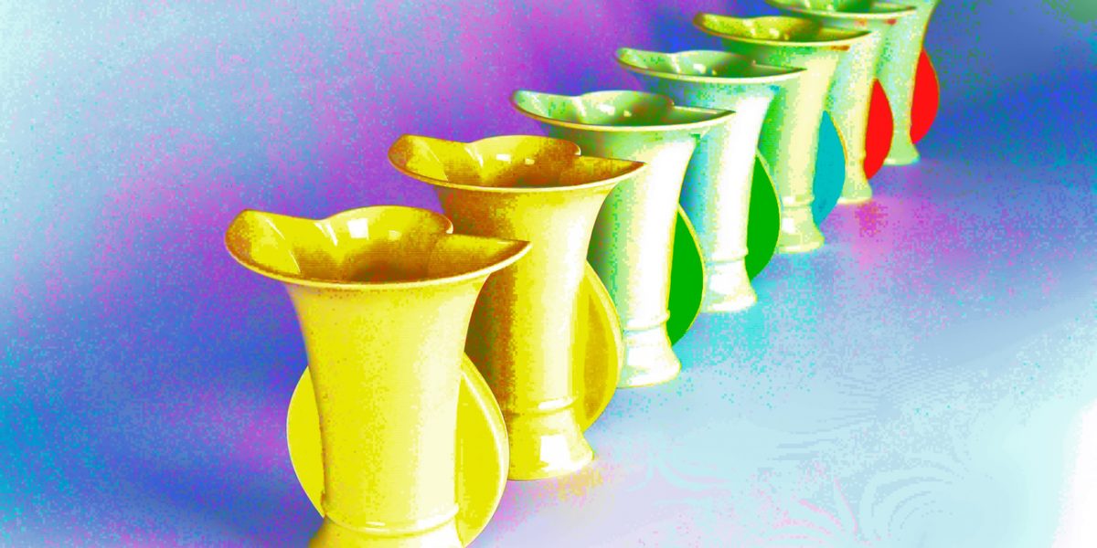 29.12.2022 Manufakturen-Blog-PopArt-Projekt: Vasen X, golden - basierend auf einem Foto der Höchster Porzellanmanufaktur (Foto: Höchster Porzellanmanufaktur, Grafik: Wigmar Bressel)