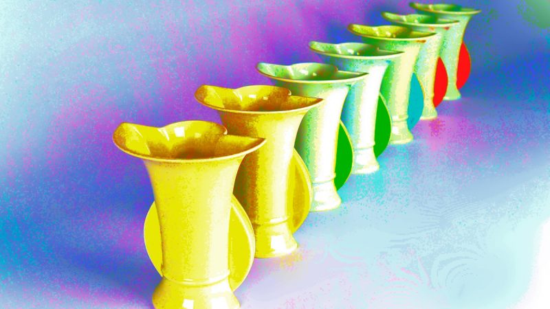 29.12.2022 Manufakturen-Blog-PopArt-Projekt: Vasen X, golden - basierend auf einem Foto der Höchster Porzellanmanufaktur (Foto: Höchster Porzellanmanufaktur, Grafik: Wigmar Bressel)
