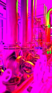 31.01.2023 Manufakturen-Blog-PopArt-Projekt: Rohre I, pink - basierend auf einem Foto von übriggebliebenen Rohren und Leitungen in der Eisenhütte Augustfehn (Foto: Wigmar Bressel)