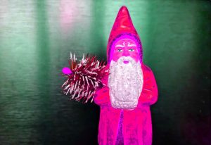 23.12.2022 Manufakturen-Blog-PopArt-Projekt: Pink Weihnachtsmann - basierend auf einem Foto einer Papiermaché-Figur der Manufaktur Marolin Richard Mahr GmbH in Steinach (Foto: Wigmar Bressel)