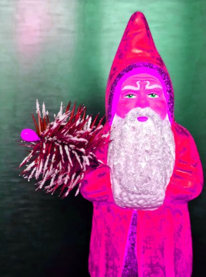 23.12.2022 Manufakturen-Blog-PopArt-Projekt: Pink Weihnachtsmann - basierend auf einem Foto einer Papiermaché-Figur der Manufaktur Marolin Richard Mahr GmbH in Steinach (Foto: Wigmar Bressel)