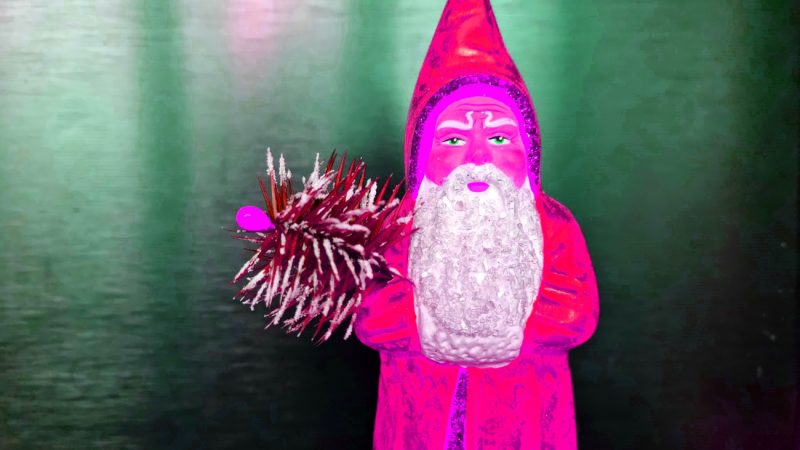 23.12.2022 Manufakturen-Blog-PopArt-Projekt: Pink Weihnachtsmann - basierend auf einem Foto einer Papiermaché-Figur der Manufaktur Marolin Richard Mahr GmbH in Steinach (Foto: Wigmar Bressel)