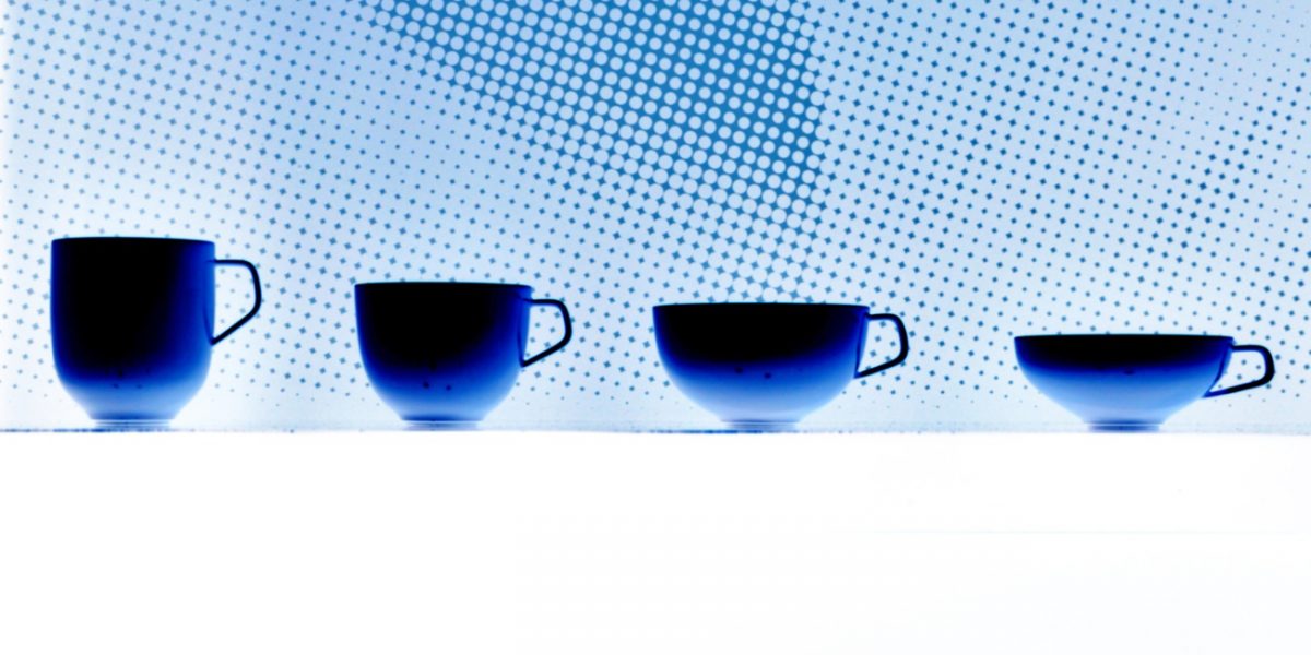 16.09.2019 Manufakturen-Blog-PopArt-Projekt: Vier Tassen, blau - basierend auf einem Foto vom Messestand der Porzellanmanufaktur Fürstenberg auf der Messe 'Ambiente' in Frankfurt; das Modell heißt 'Fluen' und wurde von Alfredo Häberli entworfen. (Foto: Wigmar Bressel)