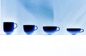 16.09.2019 Manufakturen-Blog-PopArt-Projekt: Vier Tassen, blau - basierend auf einem Foto vom Messestand der Porzellanmanufaktur Fürstenberg auf der Messe 'Ambiente' in Frankfurt; das Modell heißt 'Fluen' und wurde von Alfredo Häberli entworfen. (Foto: Wigmar Bressel)
