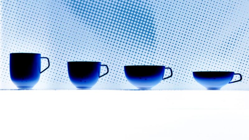 16.09.2019 Manufakturen-Blog-PopArt-Projekt: Vier Tassen, blau - basierend auf einem Foto vom Messestand der Porzellanmanufaktur Fürstenberg auf der Messe 'Ambiente' in Frankfurt; das Modell heißt 'Fluen' und wurde von Alfredo Häberli entworfen. (Foto: Wigmar Bressel)