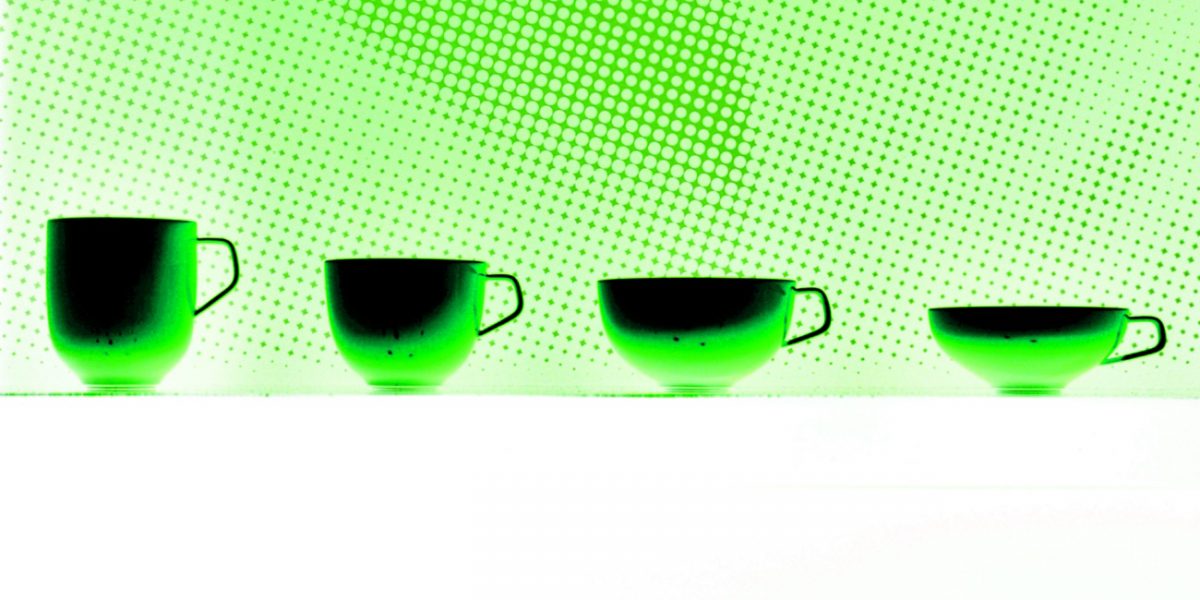 15.12.2022 Manufakturen-Blog-PopArt-Projekt: Vier Tassen, grün - basierend auf einem Foto vom Messestand der Porzellanmanufaktur Fürstenberg auf der Messe 'Ambiente' in Frankfurt; das Modell heißt 'Fluen' und wurde von Alfredo Häberli entworfen. (Foto: Wigmar Bressel)