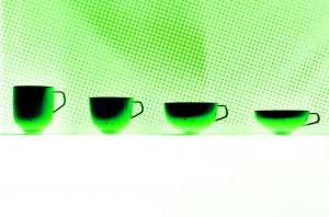 15.12.2022 Manufakturen-Blog-PopArt-Projekt: Vier Tassen, grün - basierend auf einem Foto vom Messestand der Porzellanmanufaktur Fürstenberg auf der Messe 'Ambiente' in Frankfurt; das Modell heißt 'Fluen' und wurde von Alfredo Häberli entworfen. (Foto: Wigmar Bressel)