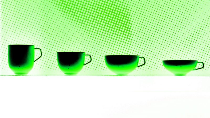 15.12.2022 Manufakturen-Blog-PopArt-Projekt: Vier Tassen, grün - basierend auf einem Foto vom Messestand der Porzellanmanufaktur Fürstenberg auf der Messe 'Ambiente' in Frankfurt; das Modell heißt 'Fluen' und wurde von Alfredo Häberli entworfen. (Foto: Wigmar Bressel)