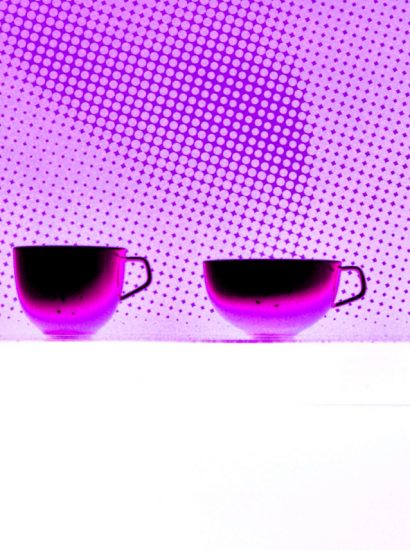 05.10.2022 Manufakturen-Blog-PopArt-Projekt: Vier Tassen, lila - basierend auf einem Foto vom Messestand der Porzellanmanufaktur Fürstenberg auf der Messe 'Ambiente' in Frankfurt; das Modell heißt 'Fluen' und wurde von Alfredo Häberli entworfen. (Foto: Wigmar Bressel)
