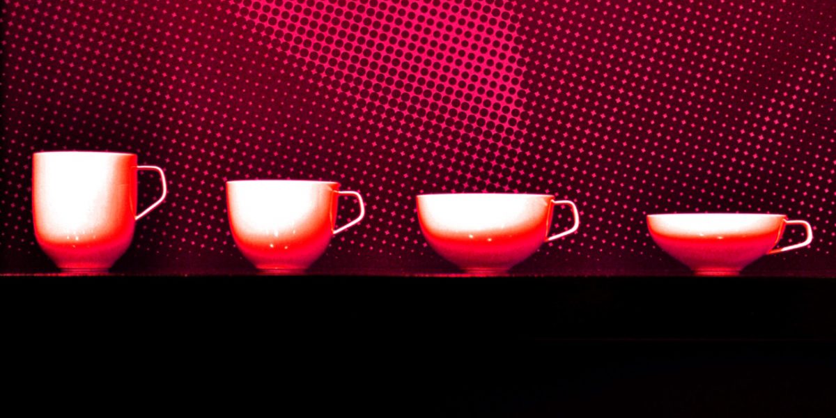 02.05.2021 Manufakturen-Blog-PopArt-Projekt: Vier Tassen, rot II - basierend auf einem Foto vom Messestand der Porzellanmanufaktur Fürstenberg auf der Messe 'Ambiente' in Frankfurt; das Modell heißt 'Fluen' und wurde von Alfredo Häberli entworfen. (Foto: Wigmar Bressel)