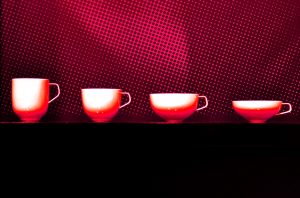 02.05.2021 Manufakturen-Blog-PopArt-Projekt: Vier Tassen, rot II - basierend auf einem Foto vom Messestand der Porzellanmanufaktur Fürstenberg auf der Messe 'Ambiente' in Frankfurt; das Modell heißt 'Fluen' und wurde von Alfredo Häberli entworfen. (Foto: Wigmar Bressel)