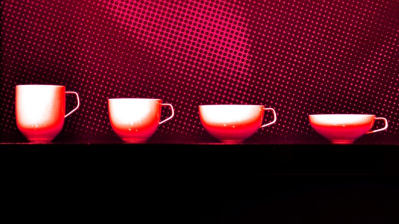 02.05.2021 Manufakturen-Blog-PopArt-Projekt: Vier Tassen, rot II - basierend auf einem Foto vom Messestand der Porzellanmanufaktur Fürstenberg auf der Messe 'Ambiente' in Frankfurt; das Modell heißt 'Fluen' und wurde von Alfredo Häberli entworfen. (Foto: Wigmar Bressel)