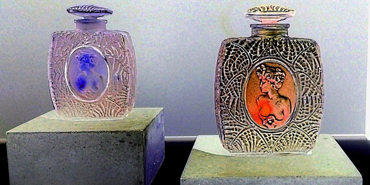 18.11.2019 Manufakturen-Blog-PopArt-Projekt: Lalique Parfumflacons, rotblau - basierend auf einem Foto von historischen Parfumflacons von René Lalique im Werksmuseum der Glasmanufaktur Lalique in Wingen-sur-Moder (Foto: Wigmar Bressel)