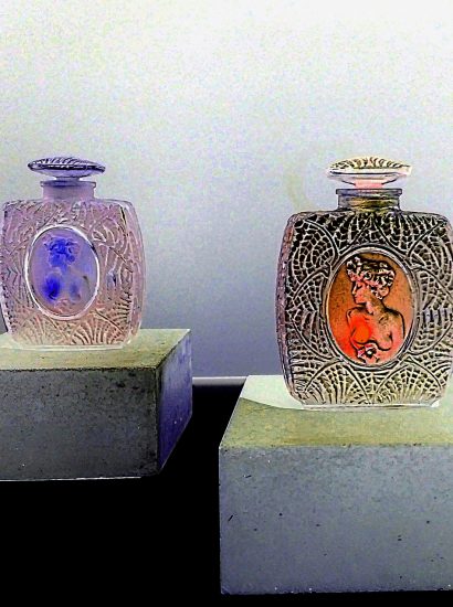 18.11.2019 Manufakturen-Blog-PopArt-Projekt: Lalique Parfumflacons, rotblau - basierend auf einem Foto von historischen Parfumflacons von René Lalique im Werksmuseum der Glasmanufaktur Lalique in Wingen-sur-Moder (Foto: Wigmar Bressel)