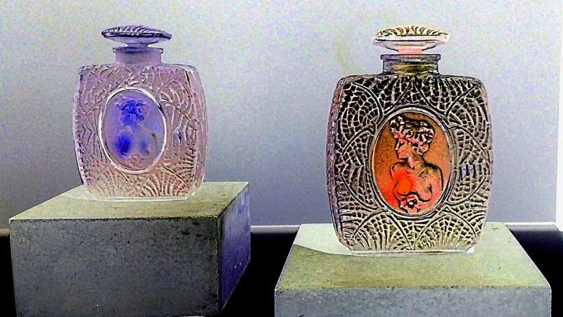 18.11.2019 Manufakturen-Blog-PopArt-Projekt: Lalique Parfumflacons, rotblau - basierend auf einem Foto von historischen Parfumflacons von René Lalique im Werksmuseum der Glasmanufaktur Lalique in Wingen-sur-Moder (Foto: Wigmar Bressel)