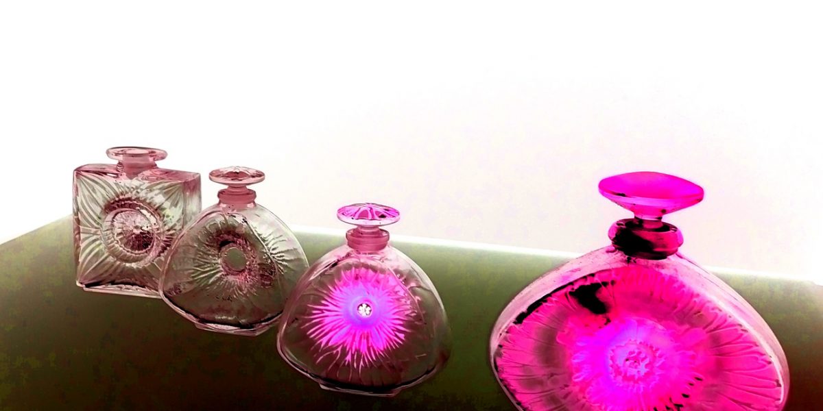 18.11.2019 Manufakturen-Blog-PopArt-Projekt: Lalique Parfumflacons, magenta - basierend auf einem Foto von historischen Parfumflacons von René Lalique im Werksmuseum der Glasmanufaktur Lalique in Wingen-sur-Moder (Foto: Wigmar Bressel)