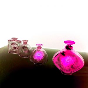 18.11.2019 Manufakturen-Blog-PopArt-Projekt: Lalique Parfumflacons, magenta - basierend auf einem Foto von historischen Parfumflacons von René Lalique im Werksmuseum der Glasmanufaktur Lalique in Wingen-sur-Moder (Foto: Wigmar Bressel)