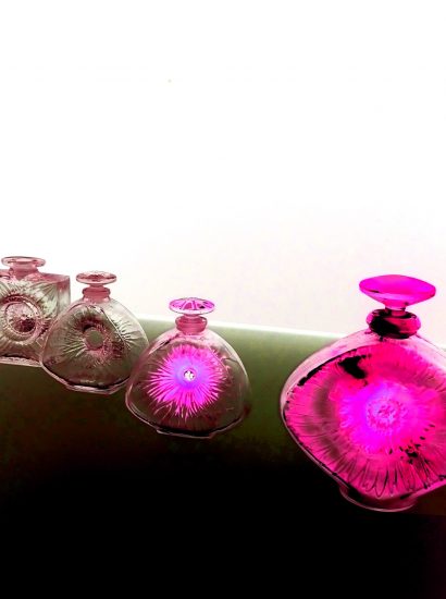 18.11.2019 Manufakturen-Blog-PopArt-Projekt: Lalique Parfumflacons, magenta - basierend auf einem Foto von historischen Parfumflacons von René Lalique im Werksmuseum der Glasmanufaktur Lalique in Wingen-sur-Moder (Foto: Wigmar Bressel)