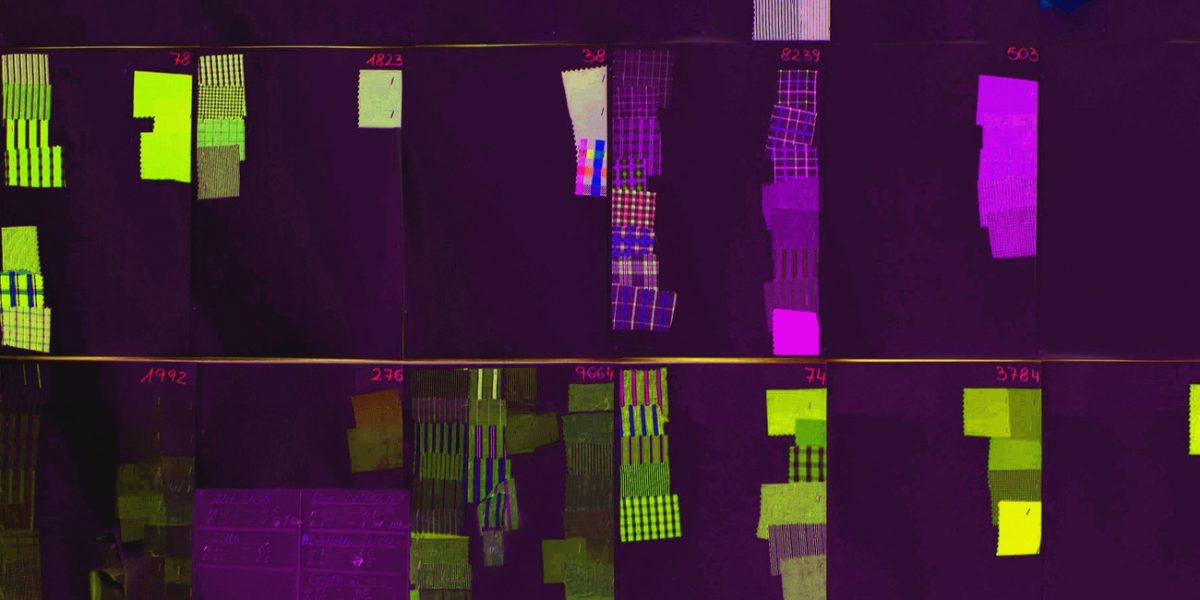 25.01.2021 Manufakturen-Blog-PopArt-Projekt: Abstrakt, aubergine - basierend auf einem Foto von Stoffmustern in der Hemdenmanufaktur von Campe & Ohff im hessischen Lauterbach (Grafik: Wigmar Bressel)