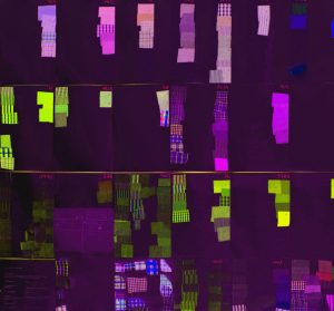 25.01.2021 Manufakturen-Blog-PopArt-Projekt: Abstrakt, aubergine - basierend auf einem Foto von Stoffmustern in der Hemdenmanufaktur von Campe & Ohff im hessischen Lauterbach (Grafik: Wigmar Bressel)