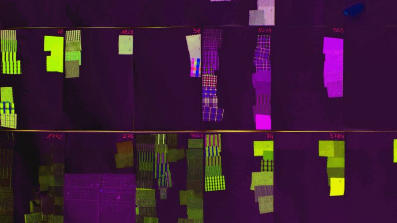 25.01.2021 Manufakturen-Blog-PopArt-Projekt: Abstrakt, aubergine - basierend auf einem Foto von Stoffmustern in der Hemdenmanufaktur von Campe & Ohff im hessischen Lauterbach (Grafik: Wigmar Bressel)