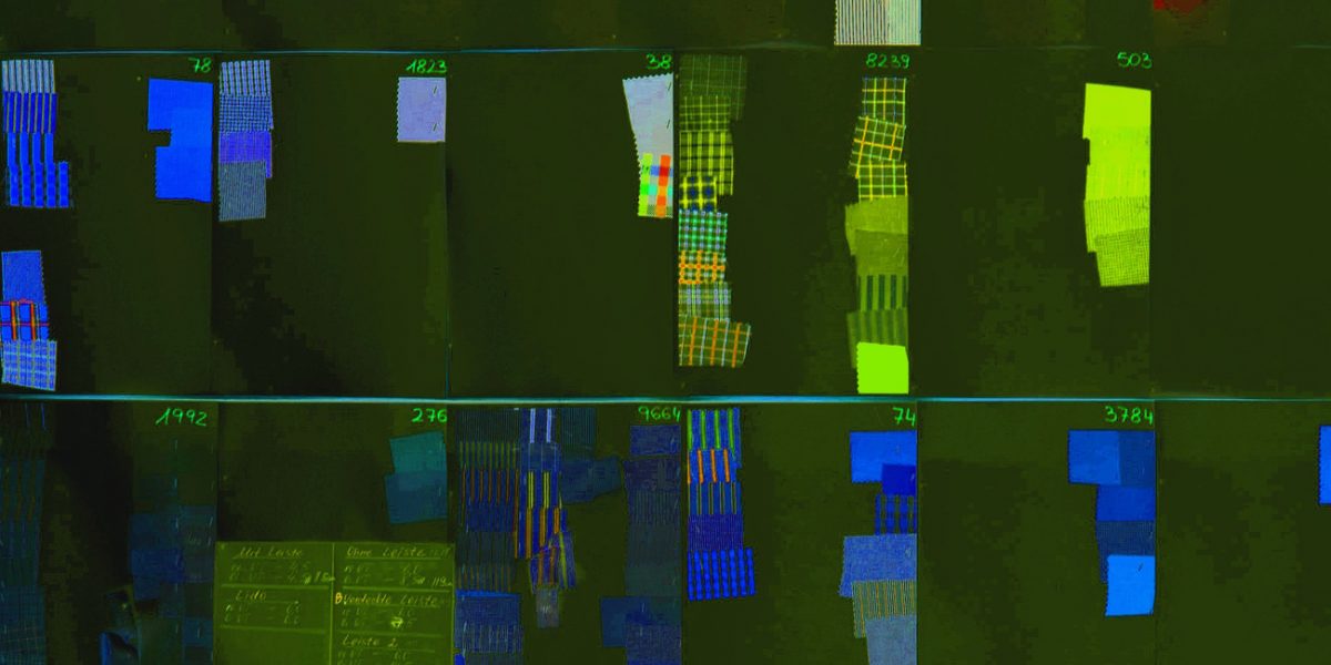 04.03.2023 Manufakturen-Blog-PopArt-Projekt: Abstrakt, olive - basierend auf einem Foto von Stoffmustern in der Hemdenmanufaktur von Campe & Ohff im hessischen Lauterbach (Grafik: Wigmar Bressel)