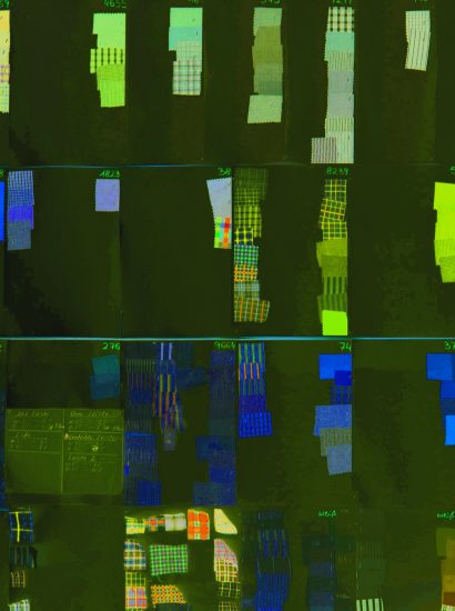 04.03.2023 Manufakturen-Blog-PopArt-Projekt: Abstrakt, olive - basierend auf einem Foto von Stoffmustern in der Hemdenmanufaktur von Campe & Ohff im hessischen Lauterbach (Grafik: Wigmar Bressel)