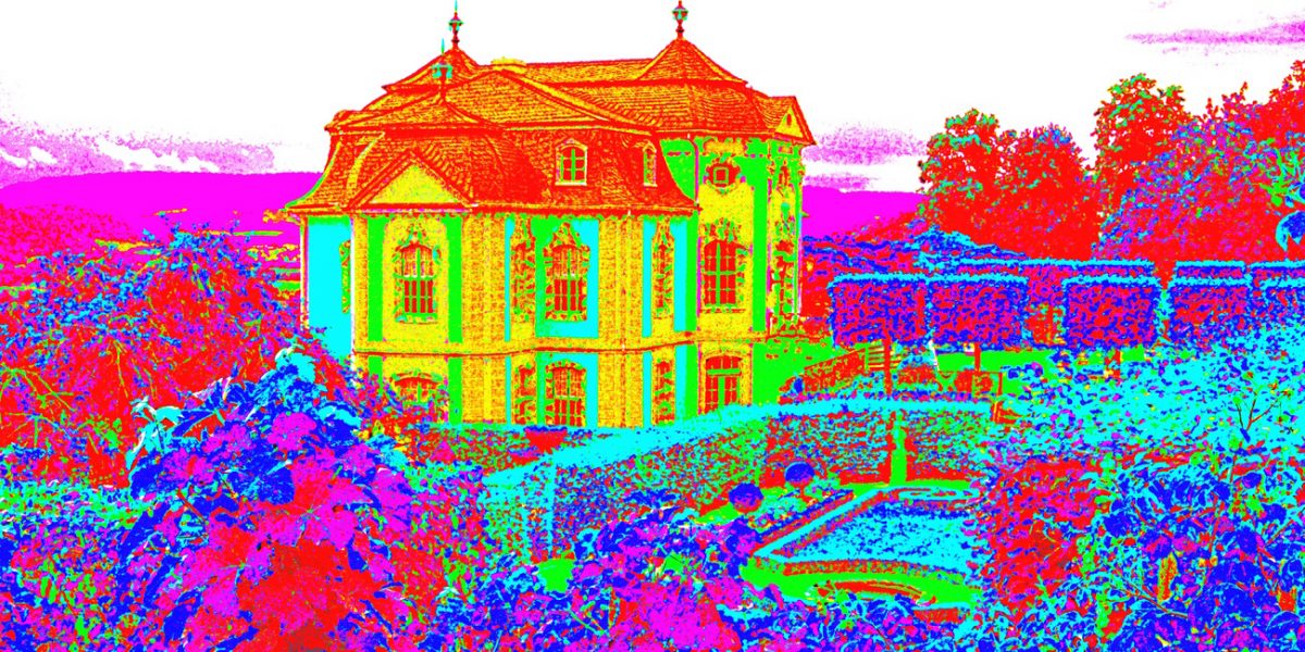 25.04.2020 Manufakturen-Blog-PopArt-Projekt: Lustschloss, bunt - basierend auf einem Foto des Rokoko-Schlosses der Dornburger Schlösser; ihm gegenüber - also mit dem frontalen Blick darauf - war in den Jahren 1920 bis 1925 die Keramik-Werkstatt des Bauhauses Weimar untergebracht. Walter Gropius hatte sie auf Zuweisung des Weimarer Großherzogs eingerichtet, Gerhard Marcks wurde der Formleiter, Maguerite Friedlaender die berühmteste Absolventin, die später bedeutend für das KPM-Manufakturporzellan wurde. (Foto: Wigmar Bressel)