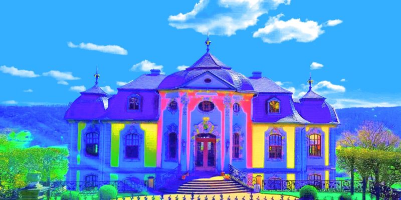 15.11.2022 Manufakturen-Blog-PopArt-Projekt: Lustschloss II, blau - basierend auf einem Foto des Rokoko-Schlosses der Dornburger Schlösser; ihm gegenüber - also mit dem frontalen Blick darauf - war in den Jahren 1920 bis 1925 die Keramik-Werkstatt des Bauhauses Weimar untergebracht. Walter Gropius hatte sie eingerichtet, Gerhard Marcks war der Formleiter, Maguerite Friedlaender die berühmteste Absolventin, die später bedeutend wurde für das KPM-Manufakturporzellan. (Foto: Wigmar Bressel)