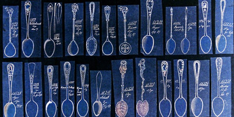 22.10.2019 Manufakturen-Blog-PopArt-Projekt: Blaupause I - basierend auf einem Foto einer Seite aus einem der mehr als 250 Folianten mit mehr als 10 000 technischen Original-Tuschezeichnungen der Silberwarenmanufaktur Koch & Bergfeld in Bremen; hier: Teelöffel. (Foto: Wigmar Bressel)