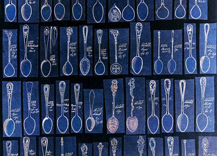 22.10.2019 Manufakturen-Blog-PopArt-Projekt: Blaupause I - basierend auf einem Foto einer Seite aus einem der mehr als 250 Folianten mit mehr als 10 000 technischen Original-Tuschezeichnungen der Silberwarenmanufaktur Koch & Bergfeld in Bremen; hier: Teelöffel. (Foto: Wigmar Bressel)