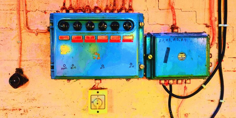 16.11.2022 Manufakturen-Blog-PopArt-Projekt: Elekroverteilung II, blau - basierend auf einem Foto aus der Leinenweberei Seegers &_Sohn in Steinhude (Foto: Wigmar Bressel)