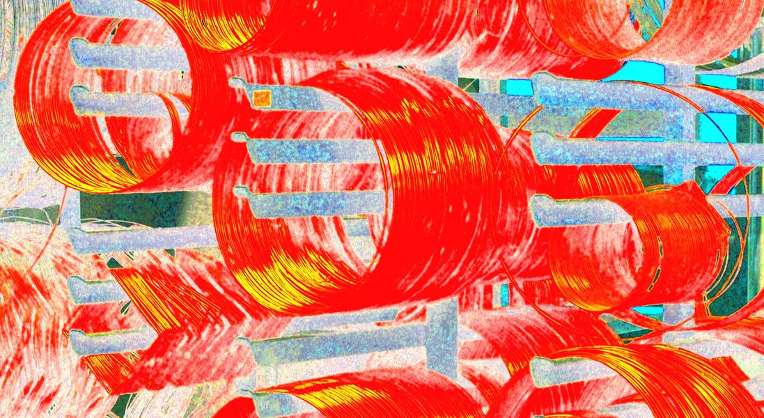 08.02.2020 Manufakturen-Blog-PopArt-Projekt: Kupferdraht I, rot I - basierend auf einem Foto in der Urban-Lampenschirmmanufaktur; aus dem Draht auf Rollen werden die Gestelle für die Lampenschirme geschnitten und gelötet. (Foto: Wigmar Bressel)