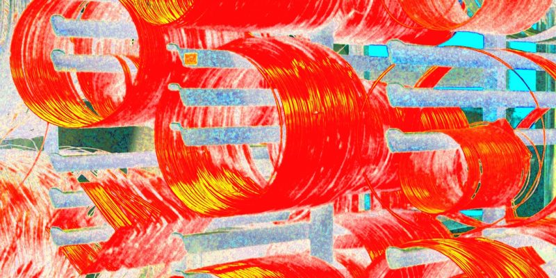 08.02.2020 Manufakturen-Blog-PopArt-Projekt: Kupferdraht I, rot I - basierend auf einem Foto in der Urban-Lampenschirmmanufaktur; aus dem Draht auf Rollen werden die Gestelle für die Lampenschirme geschnitten und gelötet. (Foto: Wigmar Bressel)